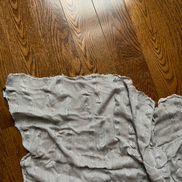TAHARI Grey Square Scarf with Silver Threads - Picture 4 of 5